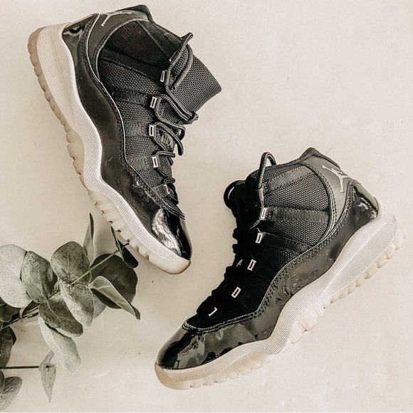 white nike jordan mid